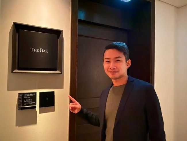 リッツカールトン沖縄 泡盛古酒が並ぶ隠れ家Bar「ザ・バー」