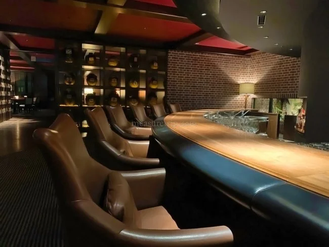 リッツカールトン沖縄 泡盛古酒が並ぶ隠れ家Bar「ザ・バー」