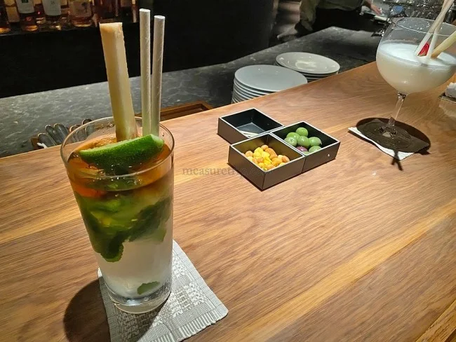 リッツカールトン沖縄 泡盛古酒が並ぶ隠れ家Bar「ザ・バー」