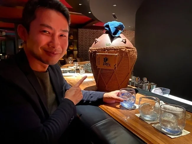 リッツカールトン沖縄 泡盛古酒が並ぶ隠れ家Bar「ザ・バー」