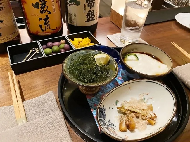 リッツカールトン沖縄 泡盛古酒が並ぶ隠れ家Bar「ザ・バー」