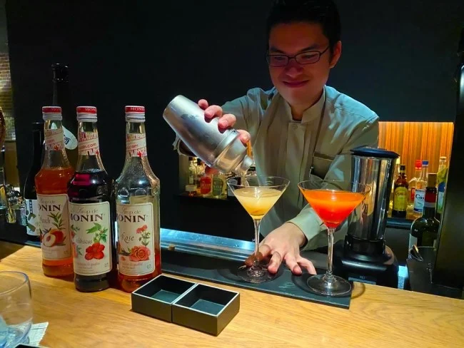 リッツカールトン沖縄 泡盛古酒が並ぶ隠れ家Bar「ザ・バー」