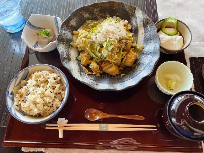 リッツカールトン沖縄 滞在中のレストランでの食事代の目安は？