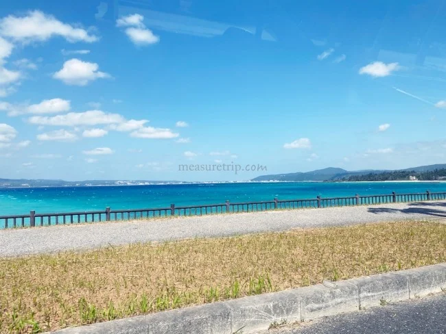 [新型コロナもう大変！冬のリッツカールトン沖縄旅行記13] 美しい沖縄の海を横目に見ながらオリオンハッピーパークに到着