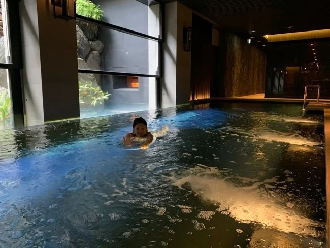 リッツカールトン京都 高級感たっぷりのプール＆スパ