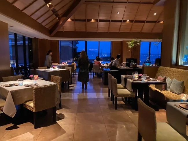 [新型コロナもう大変！冬のリッツカールトン沖縄旅行記22] 張り切って「泡盛古酒ロックで！」って頼んじゃったけど・・・少し後悔してる（笑）