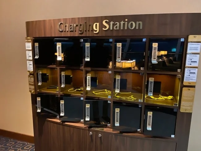 エミレーツ航空 ビジネスクラスラウンジ @ドバイ国際空港 コンコースC