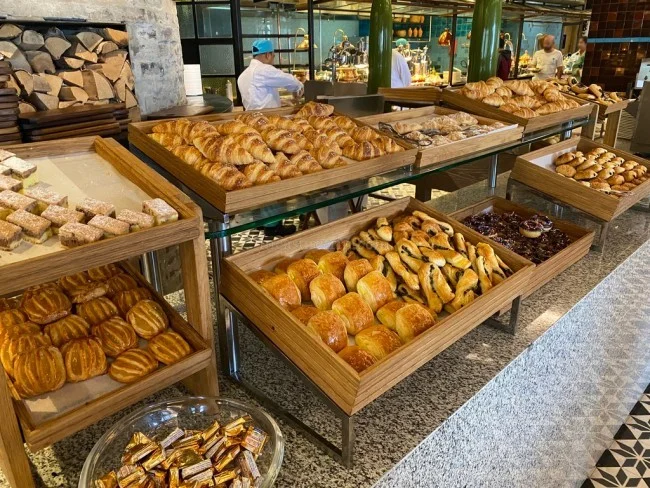 シェラトンモールドバイ レストランでの朝食ビュッフェ / バイキング