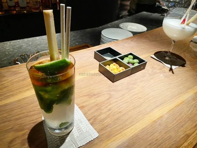 [新型コロナもう大変！冬のリッツカールトン沖縄旅行記31] そうだ、この棚に置いてある「泡盛」制覇しよう！