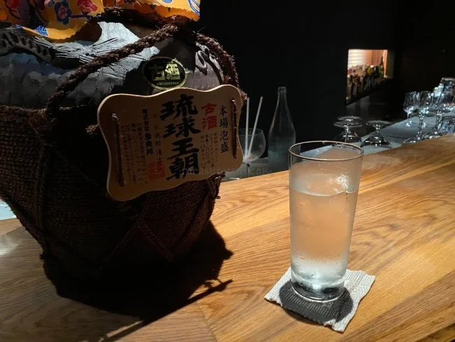 [新型コロナもう大変！冬のリッツカールトン沖縄旅行記31] そうだ、この棚に置いてある「泡盛」制覇しよう！