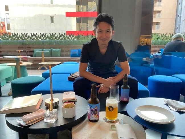 【W大阪】DJプレイでクラブな雰囲気のメインバー「LIVING ROOM」