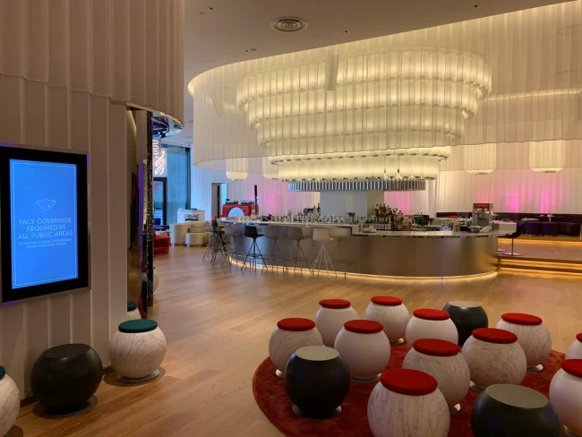 【W大阪】DJプレイでクラブな雰囲気のメインバー「LIVING ROOM」