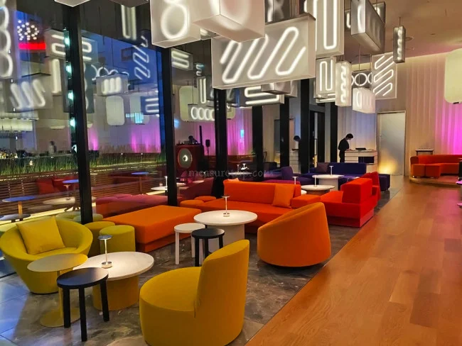 【W大阪】DJプレイでクラブな雰囲気のメインバー「LIVING ROOM」