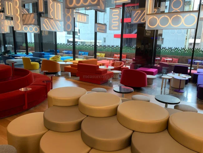 【W大阪】DJプレイでクラブな雰囲気のメインバー「LIVING ROOM」