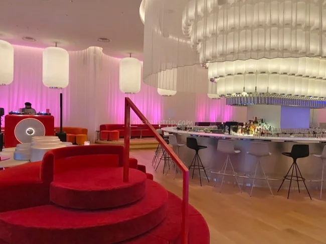 【W大阪】DJプレイでクラブな雰囲気のメインバー「LIVING ROOM」