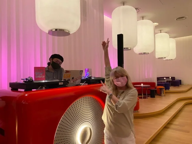 【W大阪】DJプレイでクラブな雰囲気のメインバー「LIVING ROOM」