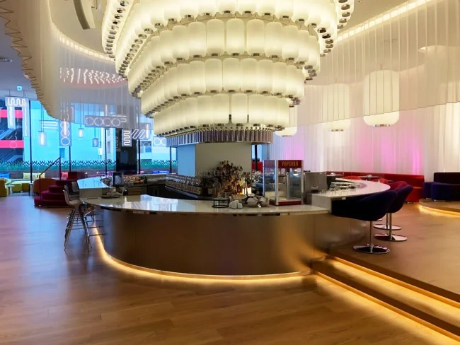 【W大阪】DJプレイでクラブな雰囲気のメインバー「LIVING ROOM」