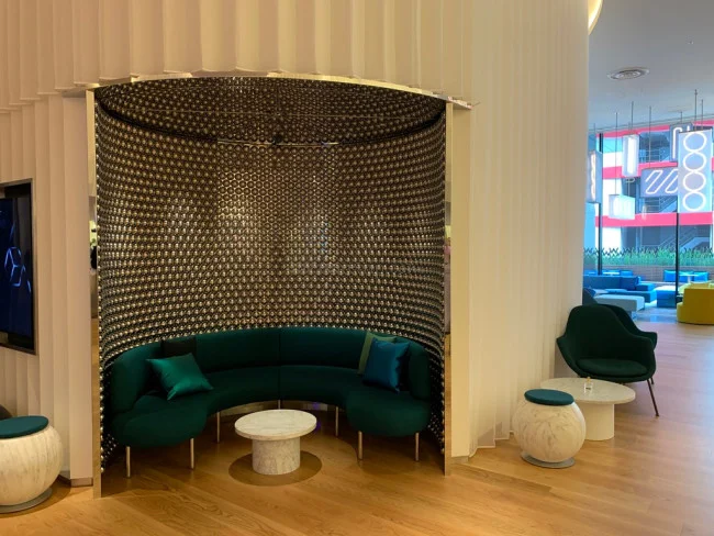 【W大阪】DJプレイでクラブな雰囲気のメインバー「LIVING ROOM」