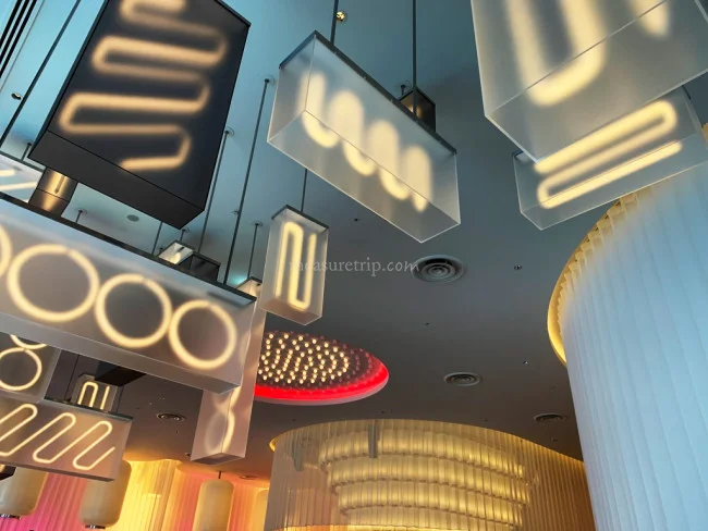 【W大阪】DJプレイでクラブな雰囲気のメインバー「LIVING ROOM」