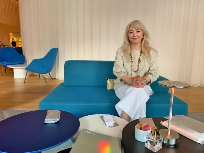 【W大阪】DJプレイでクラブな雰囲気のメインバー「LIVING ROOM」