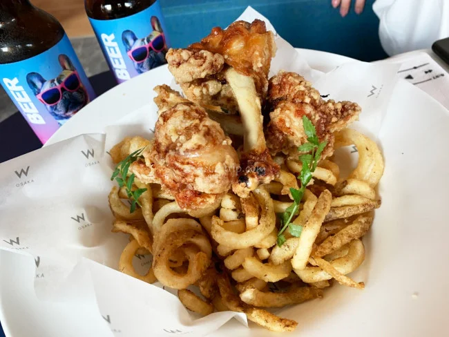 【W大阪】DJプレイでクラブな雰囲気のメインバー「LIVING ROOM」