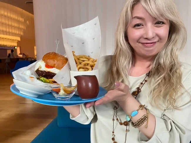 【W大阪】DJプレイでクラブな雰囲気のメインバー「LIVING ROOM」