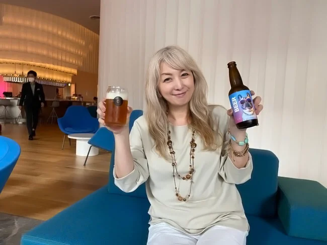 【W大阪】DJプレイでクラブな雰囲気のメインバー「LIVING ROOM」