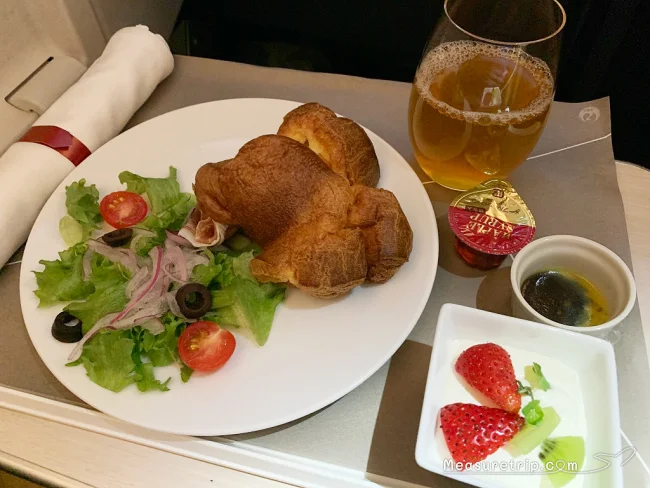 【JALハワイ コロナ後】B789 ビジネスクラス JL74 羽田→ハワイ・ホノルル の機内の様子と機内食 JAL SKY SUITE Ⅲ【飛行機の搭乗記】