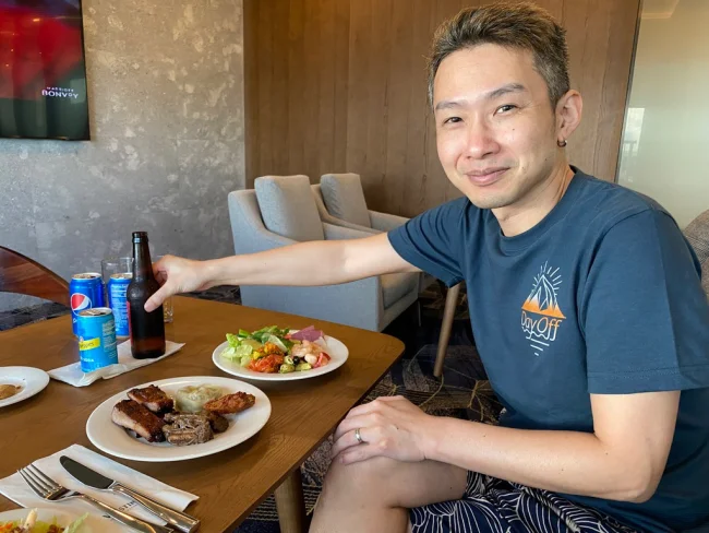 [コロナ後初海外旅行！夏休みグアム旅行記25] 今日もラウンジ飯でディナー♪ うぉっ並んでる！