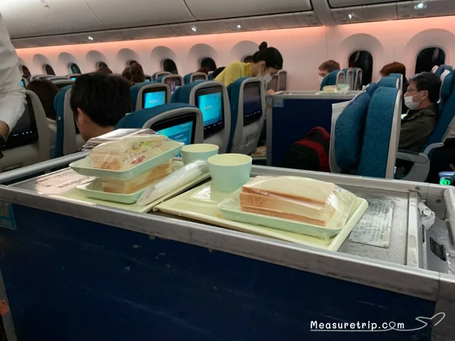 [台湾とタイを巡るマリオット・ボンヴォイ旅行記92] ベトナム航空は短時間のフライトでも軽食が出てきた！