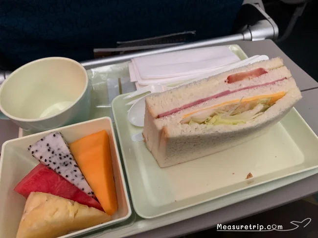[台湾とタイを巡るマリオット・ボンヴォイ旅行記92] ベトナム航空は短時間のフライトでも軽食が出てきた！