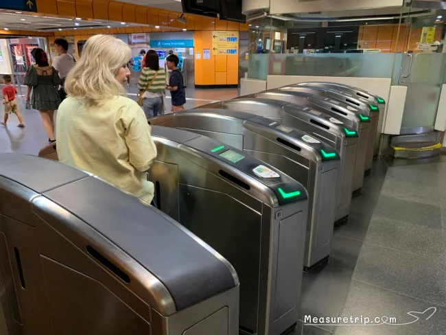旅行者がシンガポールのMRTに乗る方法！日本のクレジットカードは使える？