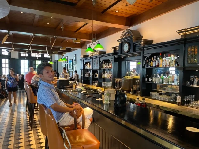 【シンガポール観光】シンガポールスリング発祥の老舗バー「ロングバー - Long Bar」は行くべき？【シンガポール 旅行】