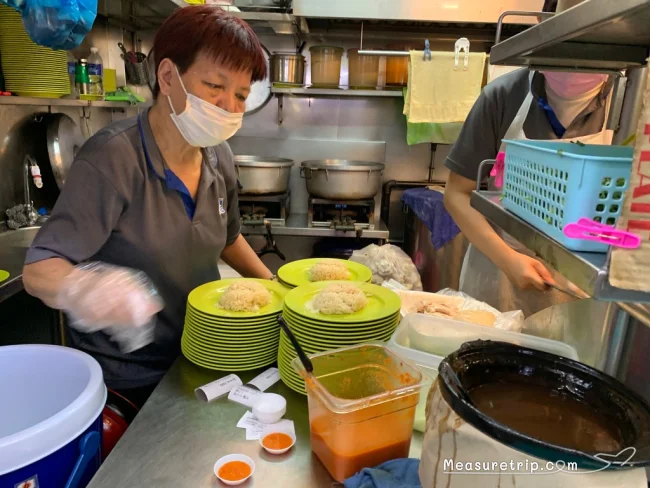ミシュランも認めたシンガポールのチキンライス店「天天海南鶏飯」って本当に美味しいの？【シンガポールのおすすめホーカー】