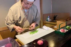 [Recommended Kyoto Tourism] Demonstrating Kyoto Japanese sweets in front of you and enjoying matcha at a low price! Long-established Kyoto confectionery shop Tsuruya Yoshinobu [Kyoto Japanese sweets]