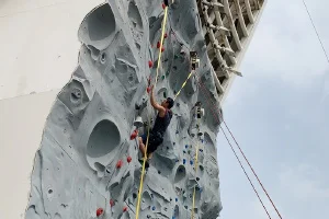 ロイヤルカリビアン クルーズ船「ボイジャー・オブ・ザ・シーズ」のロッククライミングに挑戦！