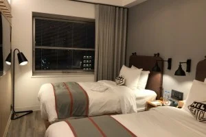 モクシー東京錦糸町で、高層階のお部屋にアップグレード！窓の外はラブホビュー（笑）