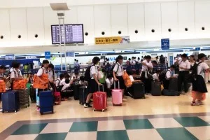 沖縄・那覇空港は修学旅行生でいっぱい。