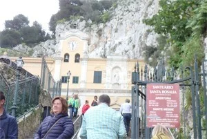 [初めての冬の地中海クルーズ旅行記49] 山の上の洞窟の教会Santuario di Santa Rosaliaへ