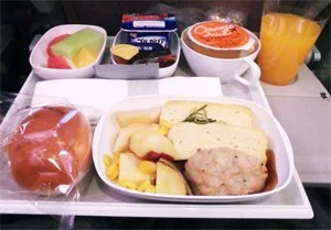 2日目・エミレーツ航空EK317便エコノミー席の機内食