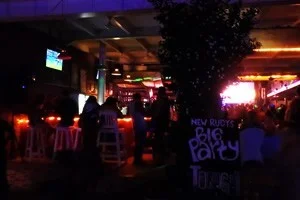 [インドネシアのパリピ秘境・ギリ島旅行記50] ギリ・トラワンガン島の週末の夜。クラブ RUDY’S PUBへ。