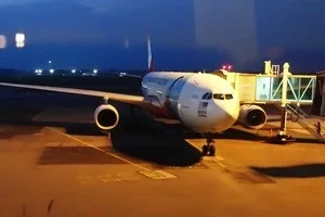 [インドネシアのパリピ秘境・ギリ島旅行記65] 迷いながら搭乗ゲートへ。KLIA2出発エリアでは地べたで夜を明かす猛者も。