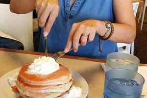 シナモンズの名物・グアバソースのパンケーキを食べてみた。