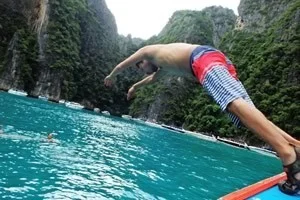 [タイの秘境・ピピ島とプーケットを巡る旅行記36] みんなで海に向かってジャンプ♪