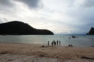 ピピ島（ピーピー島）のメインビーチ・ローダラムベイの夕暮れ時。