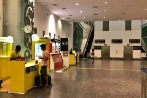 早朝4時。クアラルンプール・KLIA2のエアサイドでプリペイドSIMを買う。