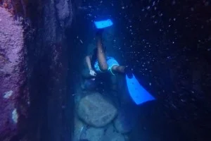 [マレーシアの秘境離島・レダン島GW旅行記38] 次のシュノーケルスポットは洞窟の中