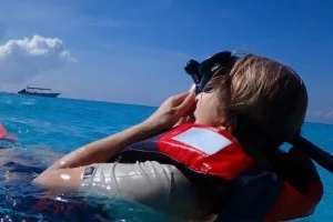 [マレーシアの秘境離島・レダン島GW旅行記45] ミヅキに泳ぎ方教えたら、気分が悪くなった？（汗）