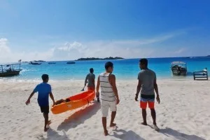[マレーシアの秘境離島・レダン島GW旅行記49] カヤックでレダン島の無人島・蟻島を目指せ！