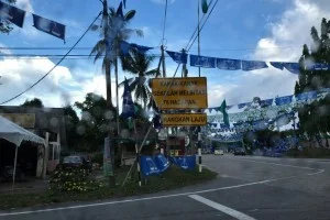 [マレーシアの秘境離島・レダン島GW旅行記63] マレーシアはまだまだ選挙真っ只中。政党の旗が街中にひしめいている。